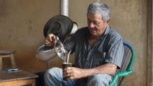 hombre cebándose un tereré, bebida similar al mate, pero con agua fría