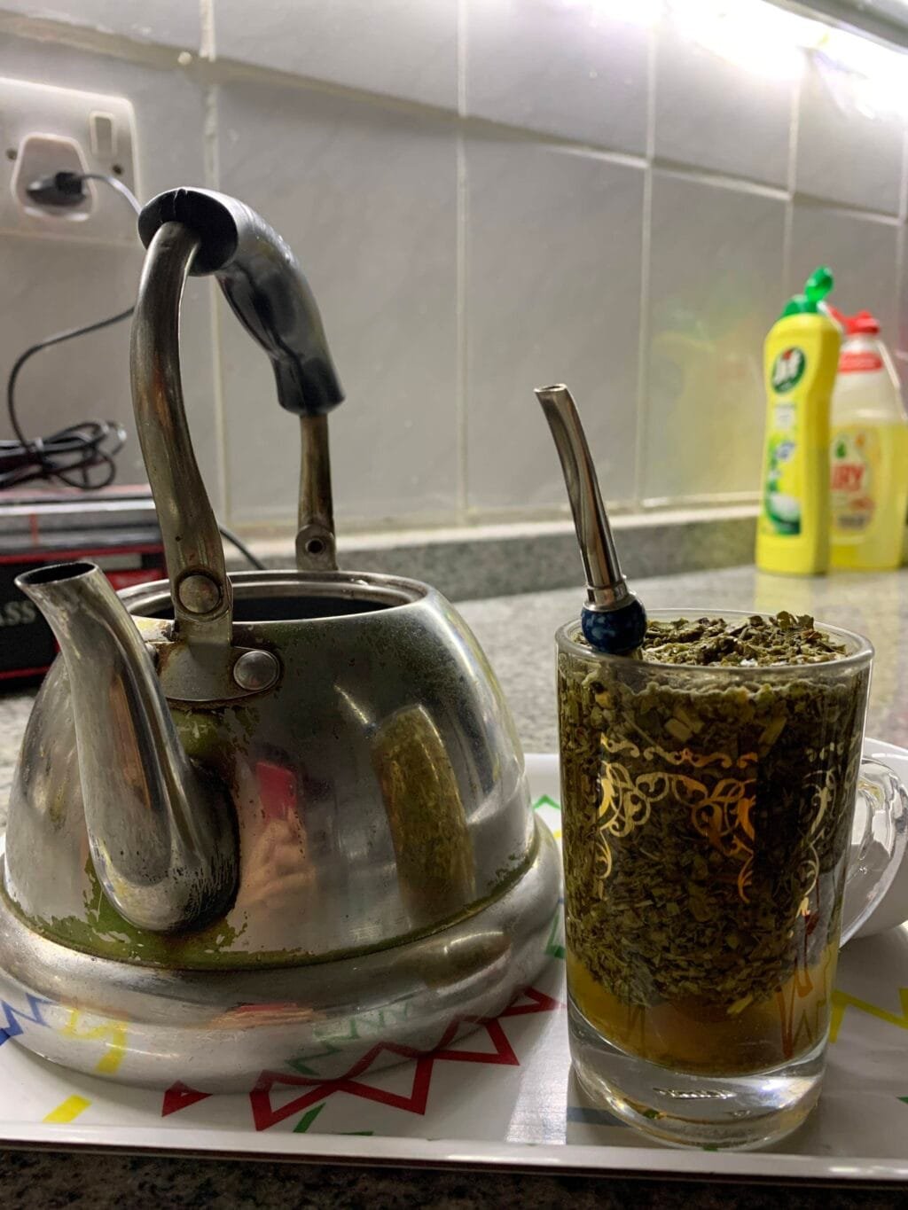 pava o tetera y vaso que se utiliza como recipiente para tomar mate en siria